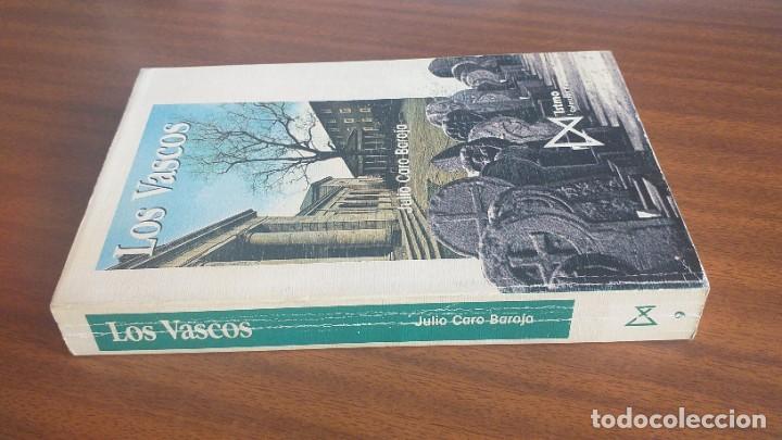 Libros de segunda mano: Los vascos --- Julio Caro Baroja / Istmo - Foto 2