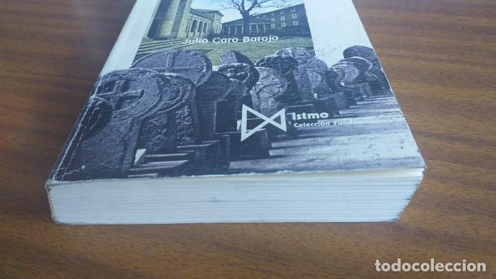 Libros de segunda mano: Los vascos --- Julio Caro Baroja / Istmo - Foto 3