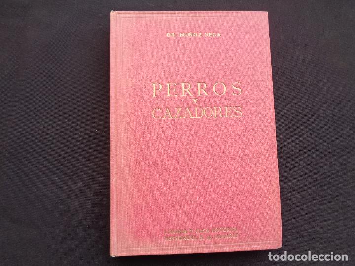 Libros de segunda mano: PERROS Y CAZADORES, JOS&Eacute; MU&Ntilde;OZ SECA. 1951 - Foto 1