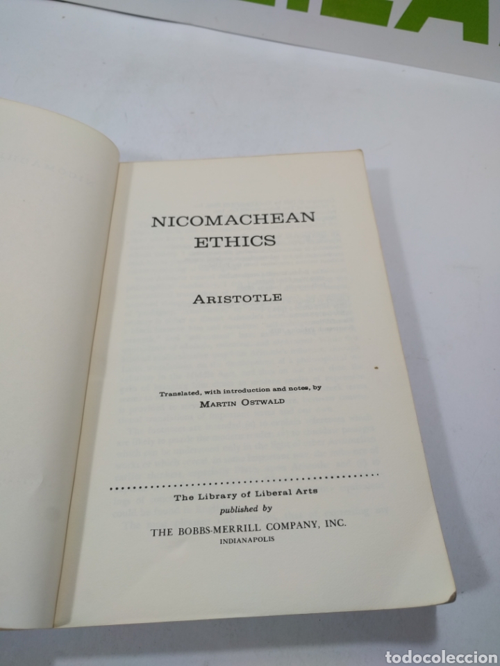 Libros de segunda mano: Aristotle. Nichomachean Ethics. Translated with introducci&oacute;n and notes by Mart&iacute;n Ostwald. - Foto 2