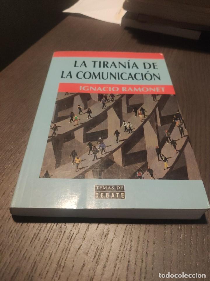 Libros de segunda mano: LA TIRAN&Iacute;A DE LA COMUNICACI&Oacute;N. IGNACIO RAMONET. ED. TEMAS DE DEBATE. - Foto 1