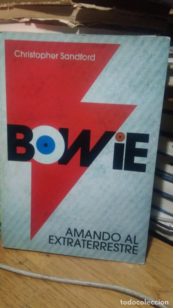 Libros de segunda mano: BOWIE, CHRISTOPHER SANDFORD, AMANDO AL EXTRATERRESTRE, ED. T AND B - Foto 1