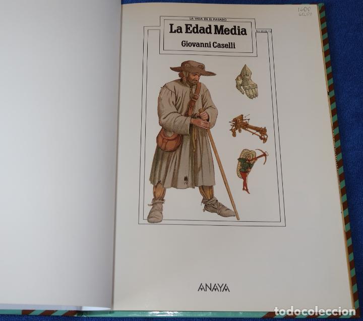Libros de segunda mano: La Edad Media - La vida en el pasado - Giovanni Caselli - ANAYA (1990) - Foto 2