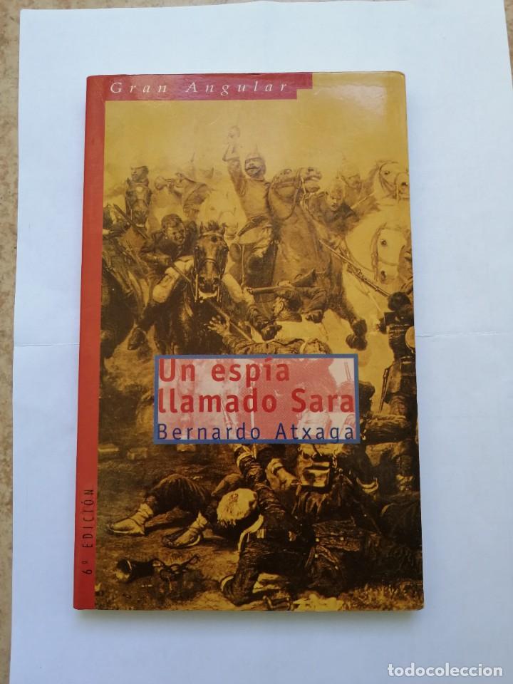 Libros de segunda mano: Un espia llamado Sara. Bernardo Atxaga. Libro - Foto 1