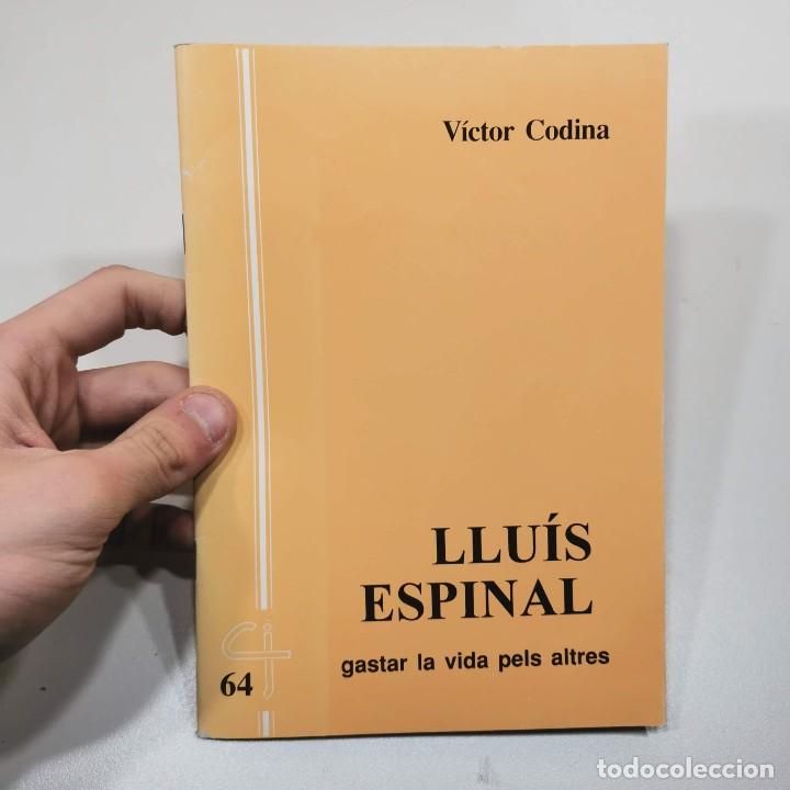 Libros de segunda mano: LLU&Iacute;S ESPINAL - V&Iacute;CTOR CODINA - GASTAR LA VIDA PELS ALTRES / 17.006 - Foto 1