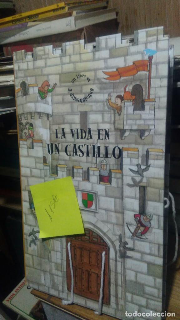 Libros de segunda mano: LA VIDA EN UN CASTILLO, UN LIBRO EN 3 DIMENSIONES, HUTCHINSON, ED. COMBEL - Foto 1