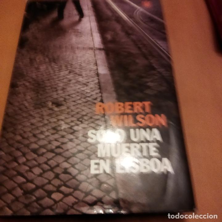Libros de segunda mano: Solo una muerte en Lisboa - Foto 1