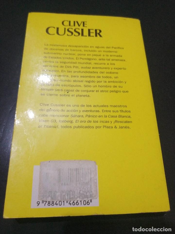 Libros de segunda mano: EL TRIANGULO DEL PACIFICO (CLIVE CUSSLER) - PLAZA Y JANES - Foto 3
