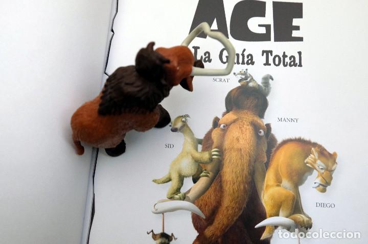 Libros de segunda mano: Ice Age. La gu&iacute;a total + figura mamut Manny - Foto 2