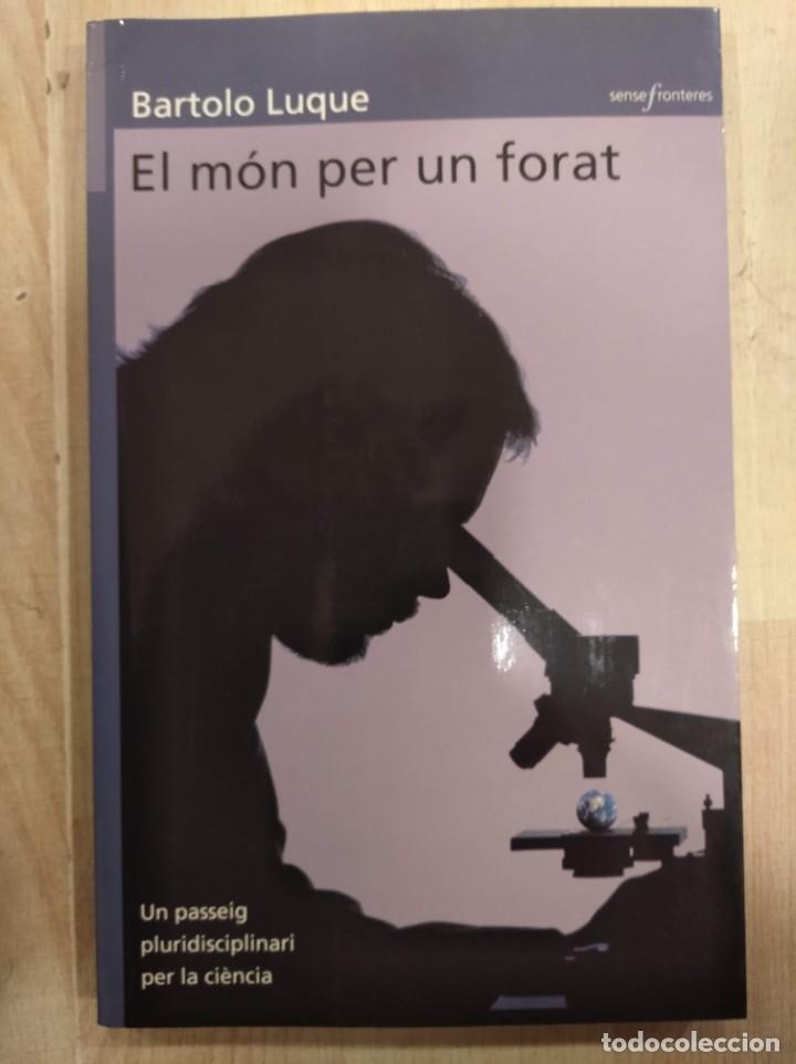 Libros de segunda mano: El m&oacute;n per un forat. Bartolo Luque - Foto 1