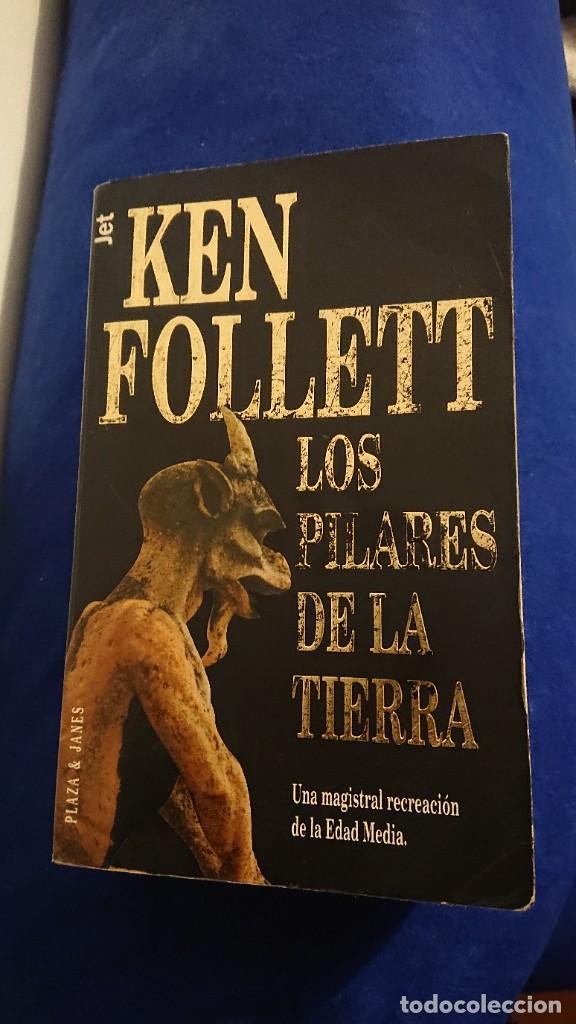 Libros de segunda mano: LIBRO LOS PILARES DE LA TIERRA DE KEN FOLLETT - Foto 1