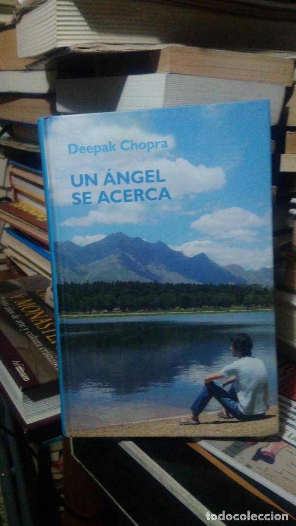 Libros de segunda mano: UN &Aacute;NGEL DE ACERCA, DEEPAK CHOPRA, ED. RBA - Foto 1