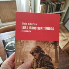 Libros de segunda mano: LOS LIBROS SON TÍMIDOS, GIULIA ALBERICO. Lote 329578073