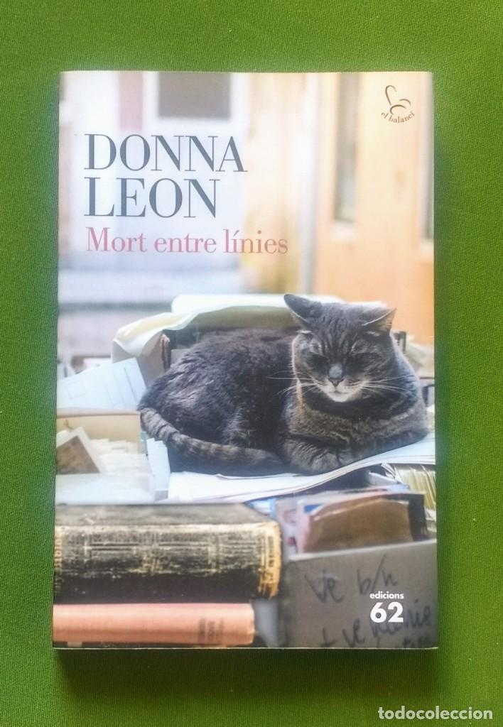 Libros de segunda mano: MORT ENTRE LINIAS - DONNA LEON - Foto 1