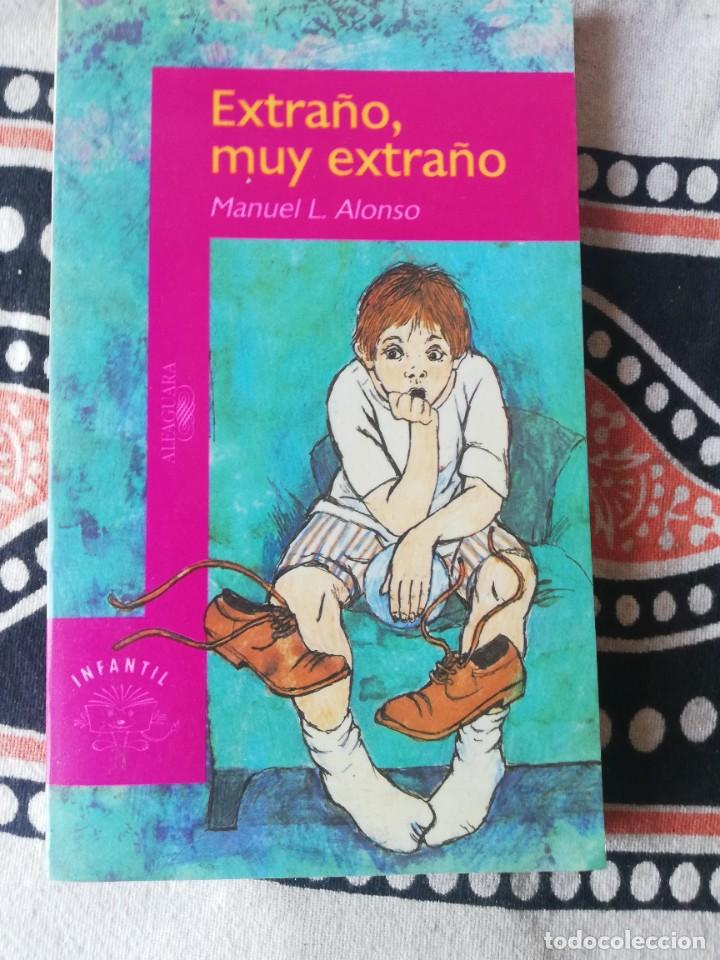 Libros de segunda mano: Manuel L. Alonso. Extra&ntilde;o, muy extra&ntilde;o. Alfaguara, 2002 - Foto 1