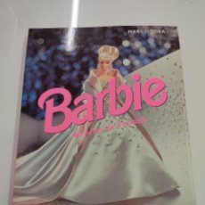 Libros de segunda mano: BARBIE. 40 AÑOS DE FANTASÍA POR MARCO TOSA EDITORIAL CARTAGO 1999 CATALOGO BARBIE NUEVO PERFECTO. Lote 333178088