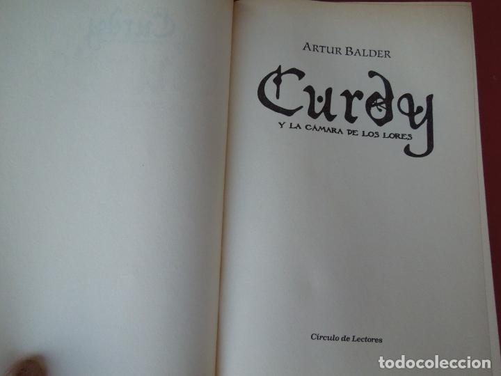 Libros de segunda mano: CURDY Y LA C&Aacute;MARA DE LOS LORES - ARTUR BALDER - C&Iacute;RCULO DE LECTORES 2007. - Foto 2