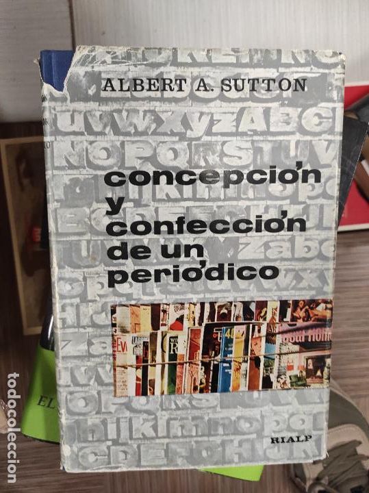 Libros de segunda mano: Concepci&oacute;n y confecci&oacute;n de un peri&oacute;dico - Albert A. Sutton (Ediciones Rialp, 1963) - Foto 1