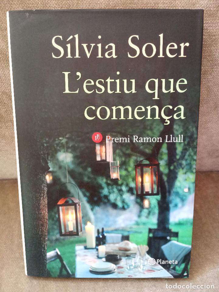 Libros de segunda mano: S&Iacute;LVIA SOLER - LESTIU QUE COMEN&Ccedil;A - PLANETA, 2013 - 1&ordf; ED. - EN CATAL&Agrave; - BON EXEMPLAR - Foto 1