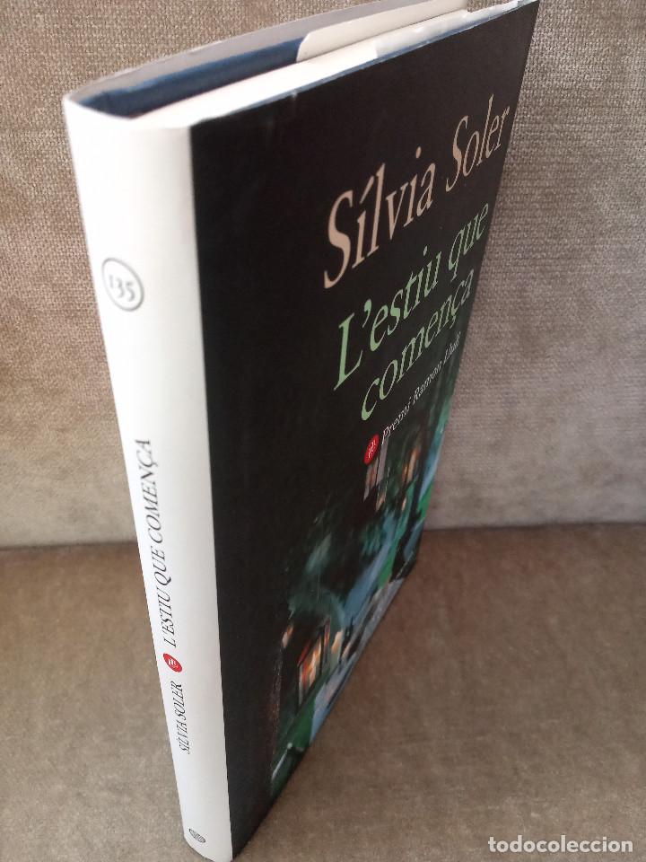 Libros de segunda mano: S&Iacute;LVIA SOLER - LESTIU QUE COMEN&Ccedil;A - PLANETA, 2013 - 1&ordf; ED. - EN CATAL&Agrave; - BON EXEMPLAR - Foto 2