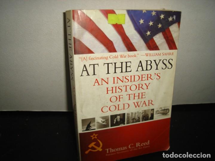 Livres d'occasion: 7- AT THE ABYSS. AN INSIDER'S HISTORY OF THE COLD WAR / HISTORIA DE LA GUERRA FR&Iacute;A - THOMAS C. REED