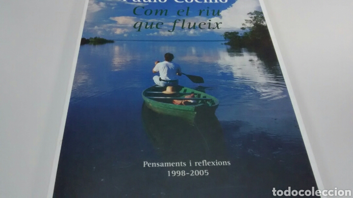 Libros de segunda mano: COM EL RIU QUE FLUEIX DE PAULO COELHO (PROA) - Foto 1