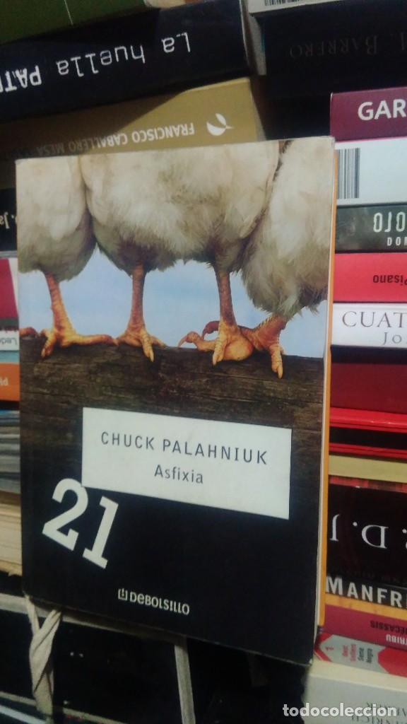 Libros de segunda mano: ASFIXIA, CHUCK PALAHNIUK, ED. DEBOLSILLO - Foto 1