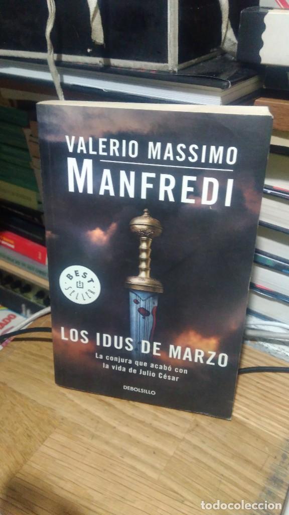 Libros de segunda mano: LOS IDUS DE MARZO, VALERIO MASSIMO MANFREDI, ED. DEBOLSILLO - Foto 1