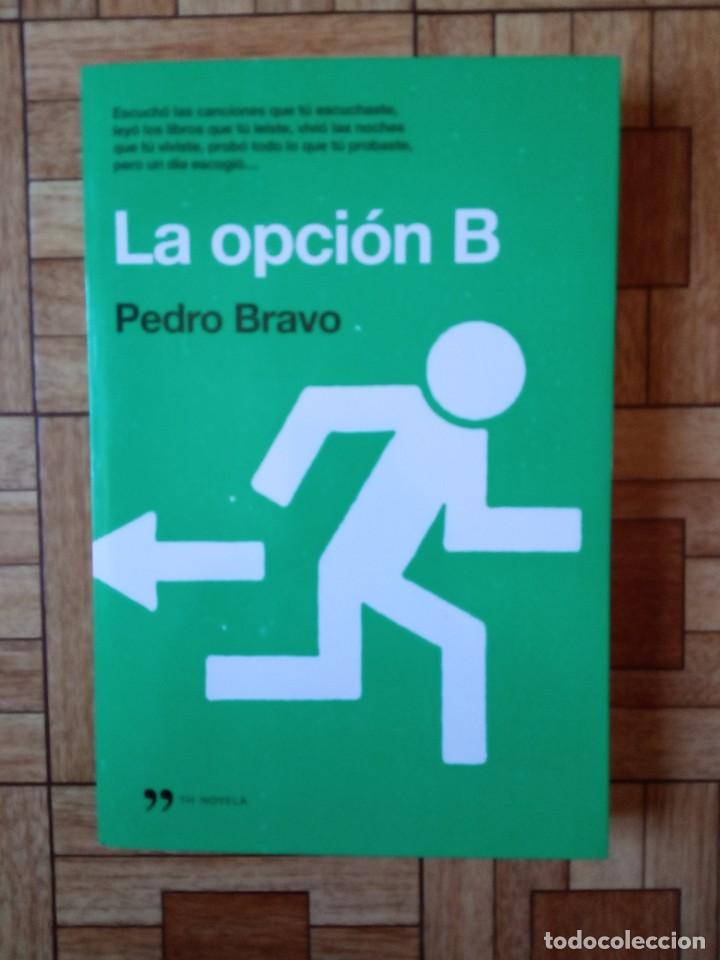 Libros de segunda mano: PEDRO BRAVO - LA OPCI&Oacute;N B - RESTOS DE LIBRER&Iacute;A - Foto 1