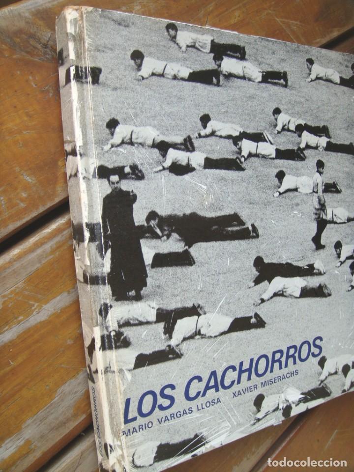 Libros de segunda mano: Mario Vargas Llosa: LOS CACHORROS. Primera edicion - Foto 2
