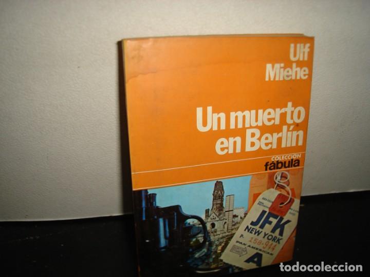 Libros de segunda mano: 37- UN MUERTO EN BERL&Iacute;N - ULF MIEHE - Foto 1
