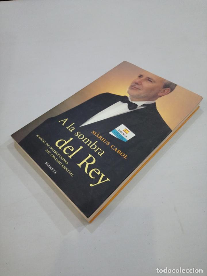 Libros de segunda mano: M&agrave;rius Carol - A la sombra del rey - Foto 2