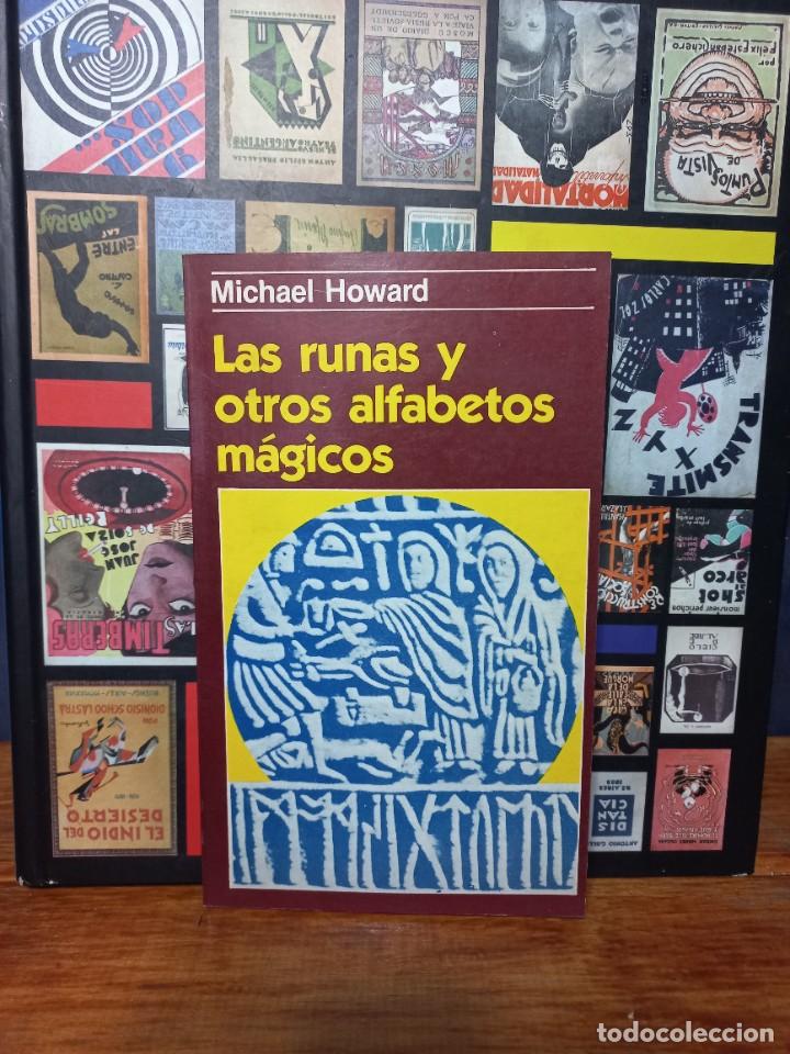 Libros de segunda mano: Michael Howard - Las Runas y otros Alfabetos M&aacute;gicos - 1983 - Foto 1