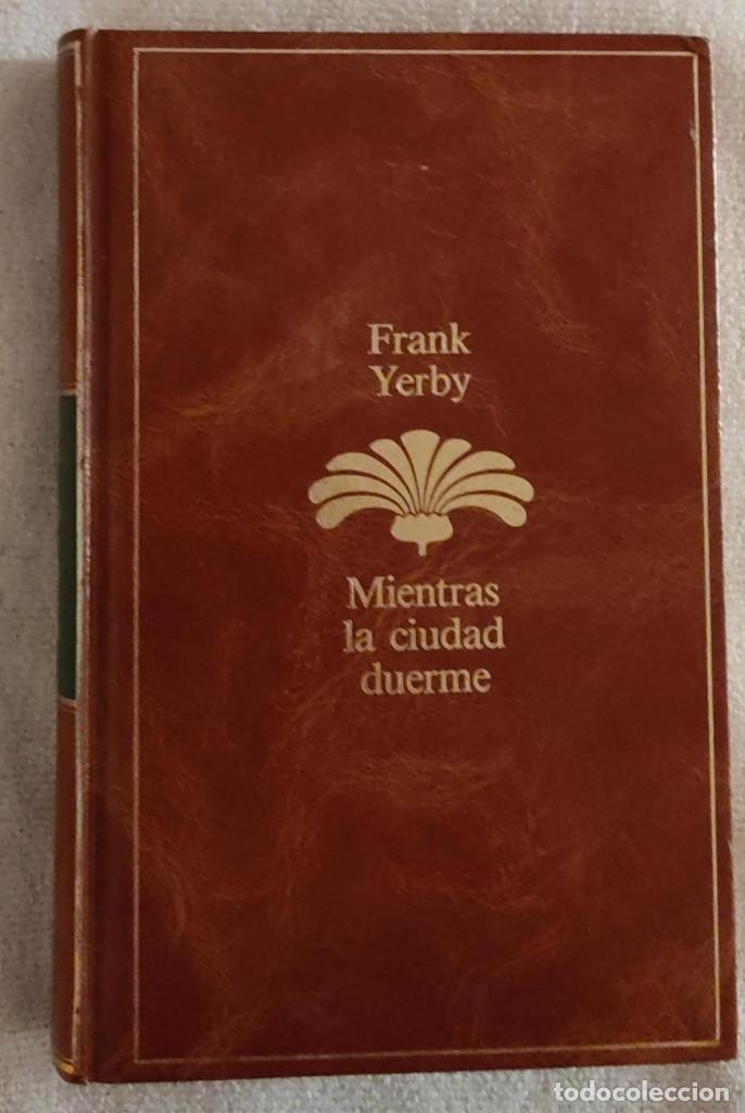 Libros de segunda mano: MIENTRAS LA CIUDAD DUERME. - Foto 1