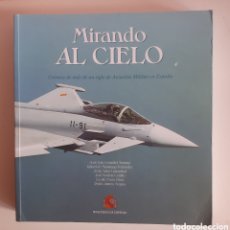 Libros de segunda mano: MIRANDO AL CIELO - MINISTERIO DE DEFENSA. Lote 363241335