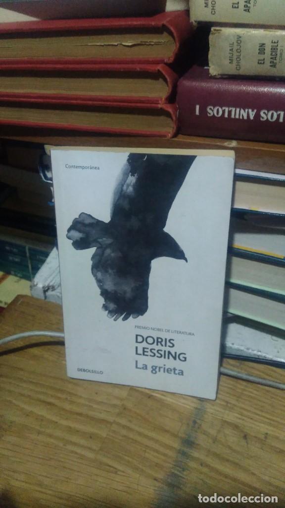 Libros de segunda mano: LA GRIETA, DORIS LESSING, ED. DEBOLSILLO - Foto 1