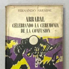 Libros de segunda mano: ARRABAL CELEBRANDO LA CEREMONIA DE LA CONFUSIÓN. - ARRABAL, FERNANDO. DEDICADO.. Lote 365828446