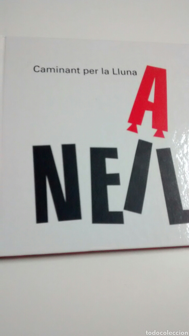 Libros de segunda mano: CAMINANT PER LA LLUNA A NEIL (COMBEL) - Foto 1