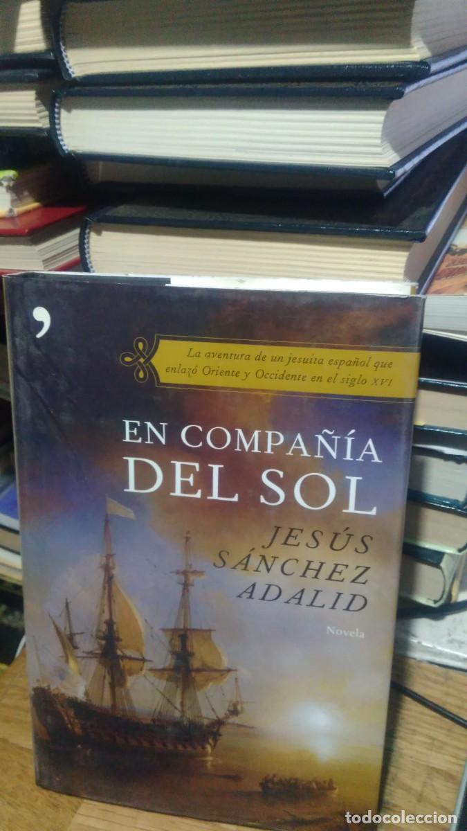 Libros de segunda mano: EN COMPA&Ntilde;&Iacute;A DEL SOL, JES&Uacute;S S&Aacute;NCHEZ ADALID, ED. TEMAS DE HOY - Foto 1