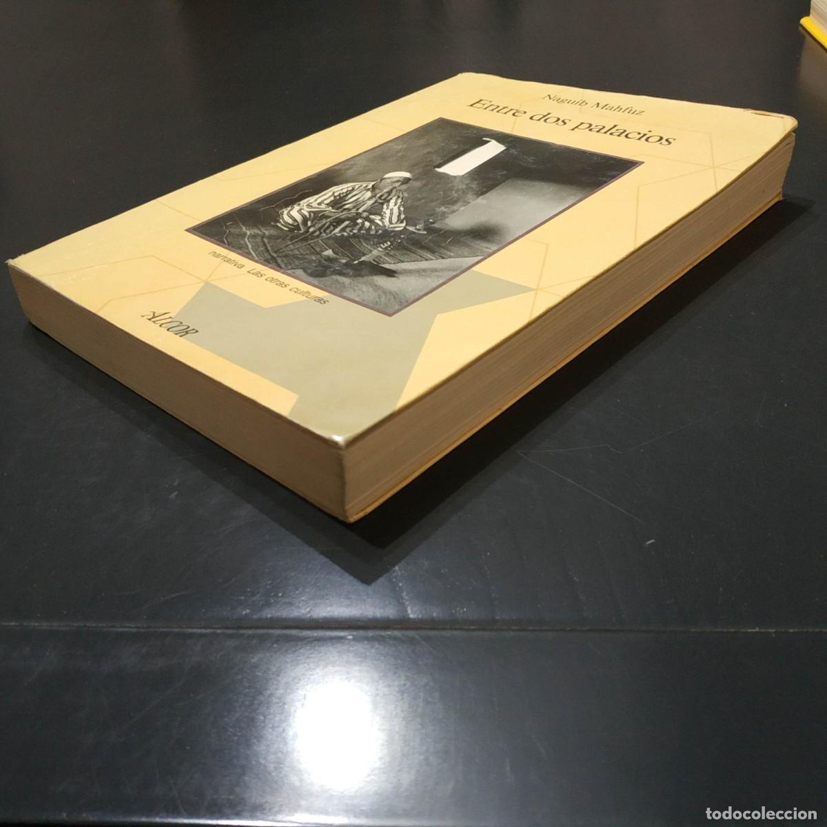 Libros de segunda mano: ENTRE DOS PALACIOS.- NAGUIB MAHFUZ - Foto 3