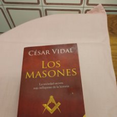 Libros de segunda mano: LIBRO LOS MASONES POR CÈSAR VIDAL. AÑO 2005. Lote 381582659