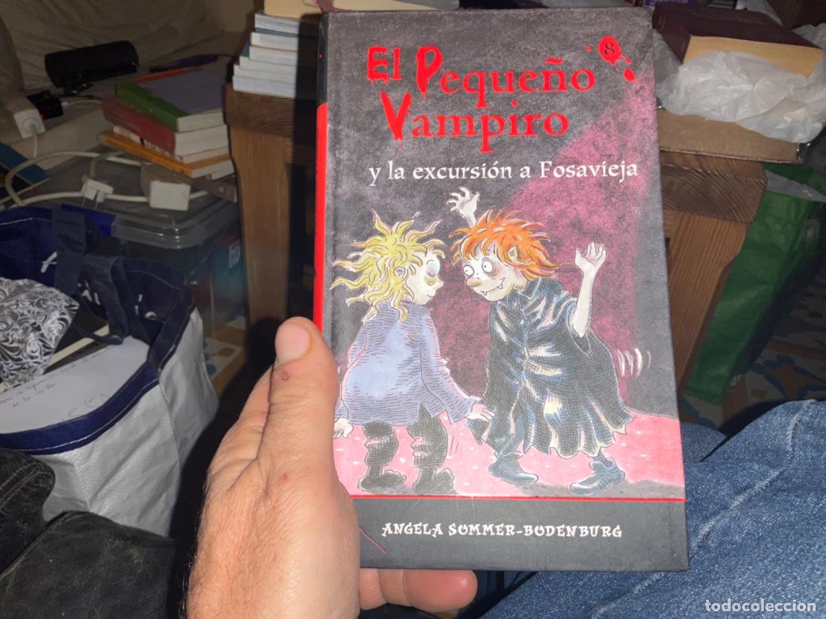 Libri di seconda mano: SOMMER-BUDENBURG, Angela. El peque&ntilde;o vampiro y la excursi&oacute;n a Fosavieja. Ilustrado por Amelie Glienk