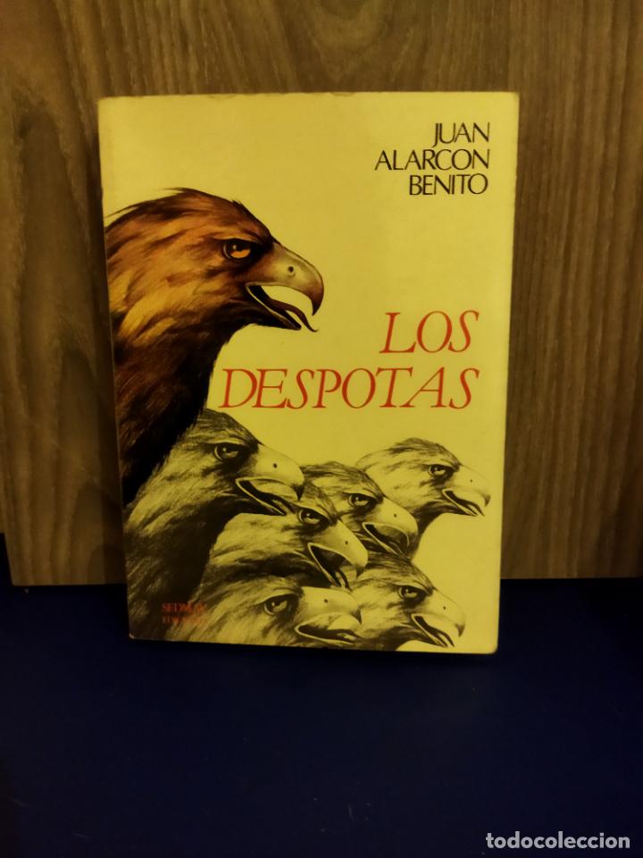 Libros de segunda mano: Los d&eacute;spotas - Foto 1
