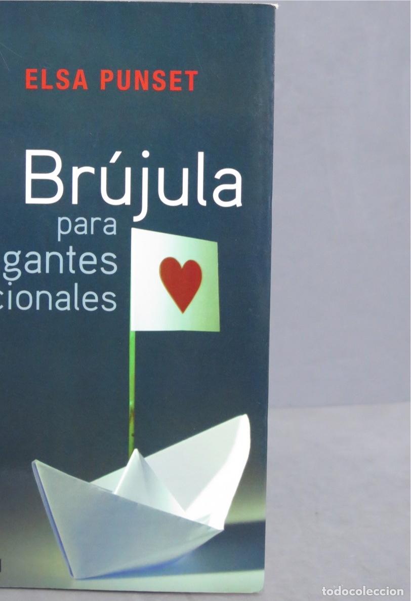 Libros de segunda mano: Br&uacute;jula para navegantes emocionales. Punset. DEDICADO POR AUTORA - Foto 2