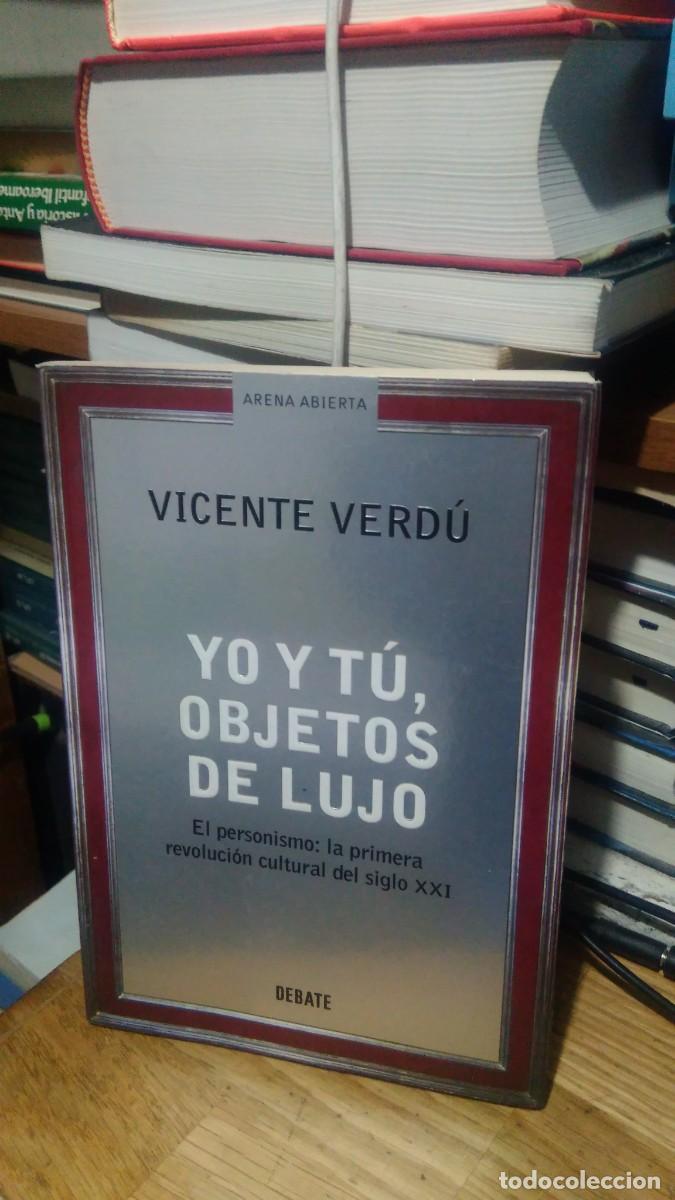 Libros de segunda mano: YO Y T&Uacute;, OBJETOS DE LUJO, VICENTE VERD&Uacute;, ED. DEBATE - Foto 1
