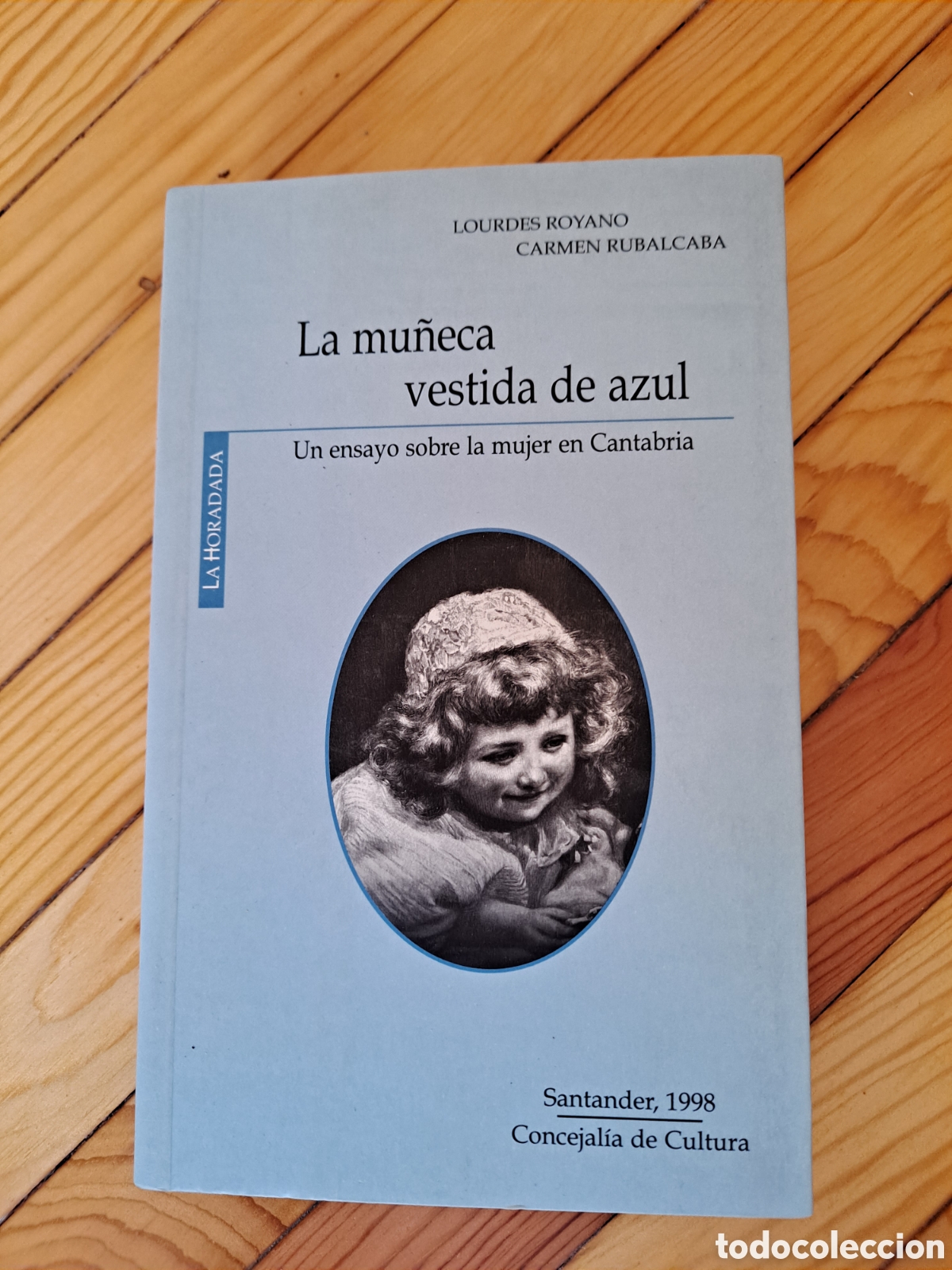 Gebrauchte B&uuml;cher: La mu&ntilde;eca vestida de azul. Un ensayo sobre la mujer en Cantabria - LOURDES ROYANO CARMEN RUBALCABA