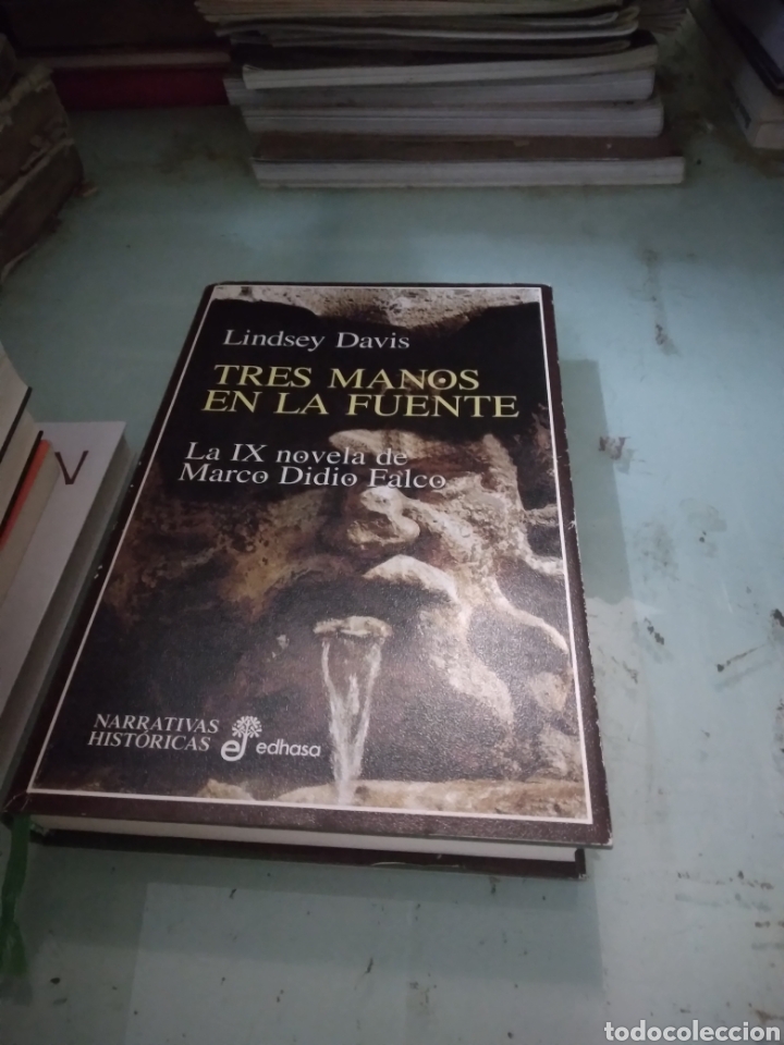 Libros de segunda mano: Lindsey Davis, Tres manos en la fuente, EDHASA - Foto 1