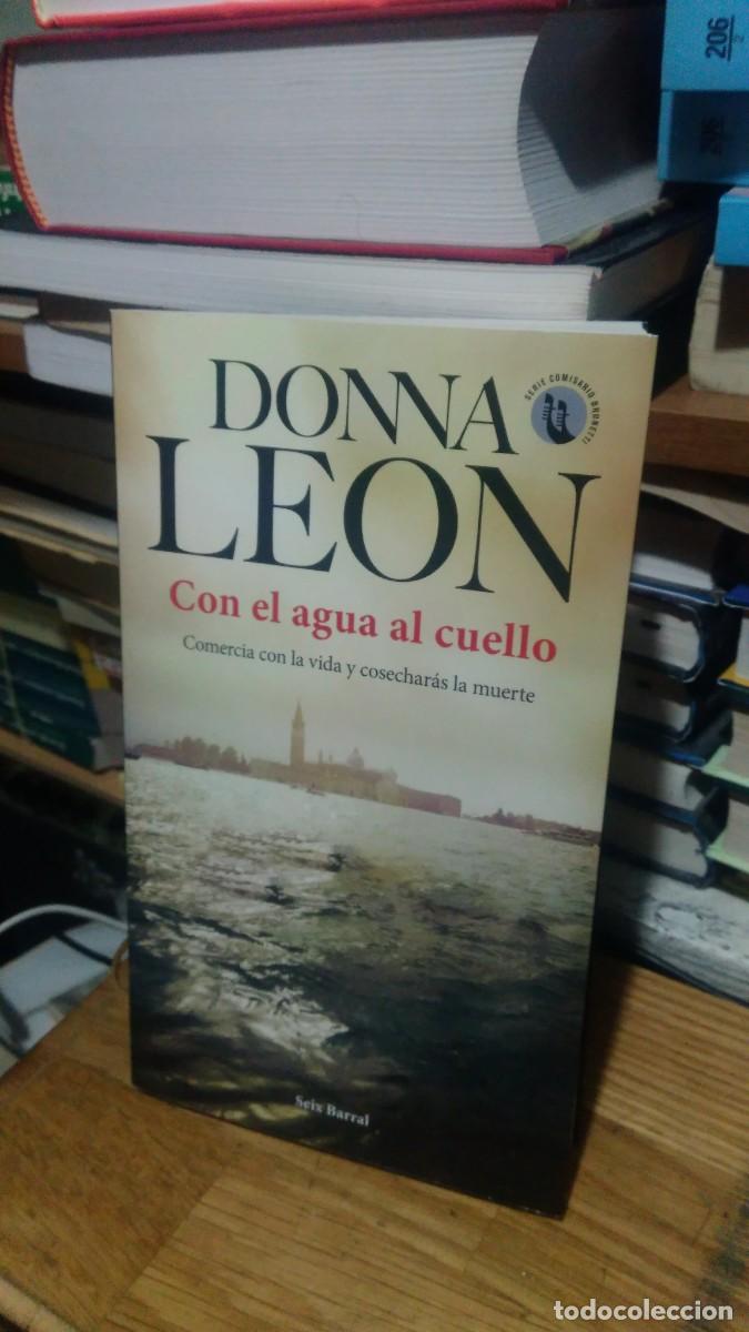 Libros de segunda mano: CON EL AGUA AL CUELLO, DONNA LEON, ED. SEIX BARRAL - Foto 1