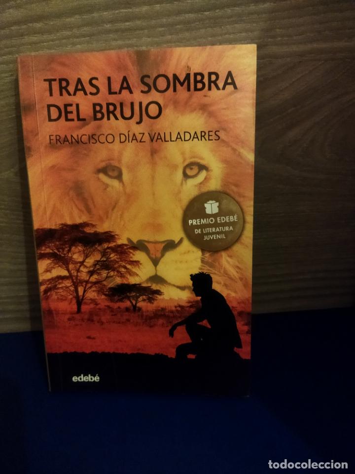 Libros de segunda mano: Tras la sombra del brujo - Foto 1