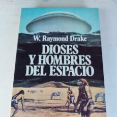 Libros de segunda mano: LIBRO DIOSES Y HOMBRES DEL ESPACIO - W RAYMOND DRAKE -
